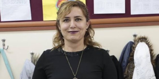 Müzeyyen öğretmen, Suriyeli öğrencilere Türkçeyi öğretti