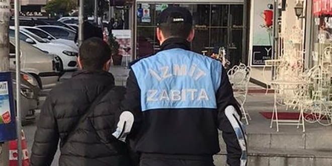 Zabıtadan görme engelli vatandaşa yardım eli