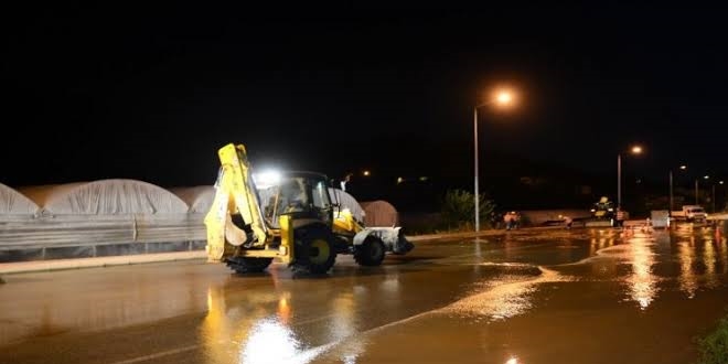 İzmir'de su borusu patladı, üç büyük ilçe susuz kaldı