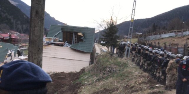 Uzun süren gerginlik sonrası Uzungöl'de yıkımlar başladı