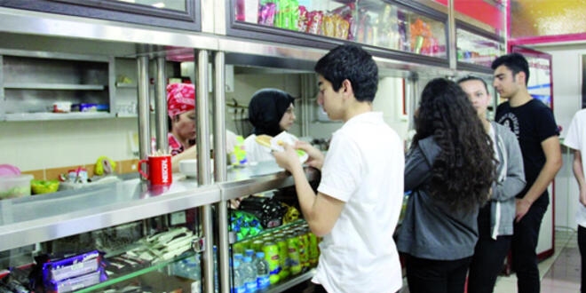 Genelgeye rağmen okullarda çikolata ve cips satılıyor