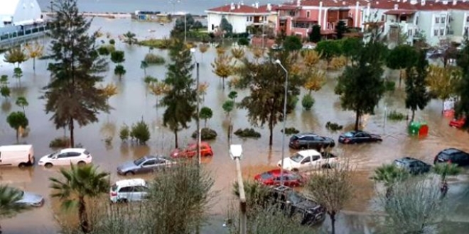 İzmir'de yollar göle döndü, binalara su doldu!