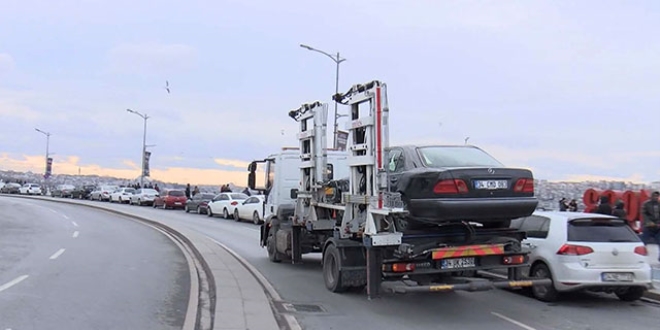 'Araç çekilirken, trafik polisi başında olmak zorunda'