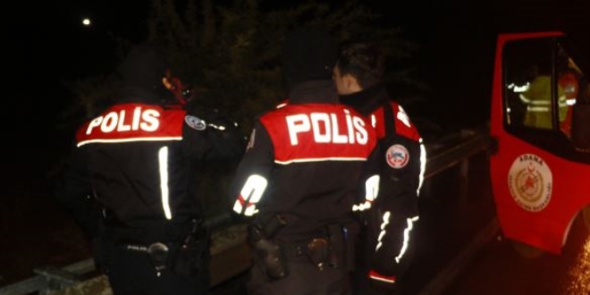 Adana'da sele kapılan otomobildeki 5 kişi kurtarıldı
