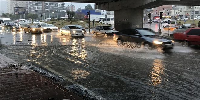 Adana 56 yılın en yüksek yağışını aldı