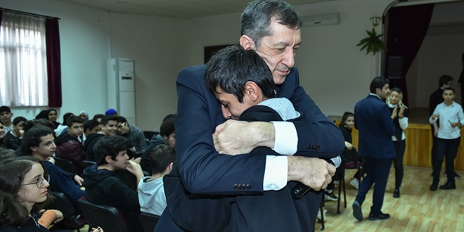 Bakan Selçuk'u duygulandıran kucaklaşma