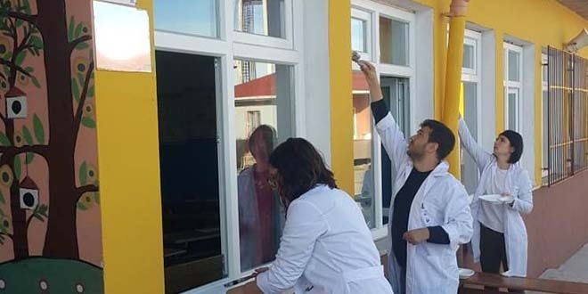 Okul, idareciler ve öğretmenler tarafından boyandı