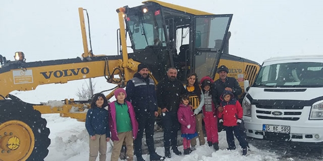 Karda mahsur kalan öğrenciler kurtarıldı