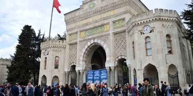 Profesörün öğrencilerin kıyafetine karıştığı iddiası