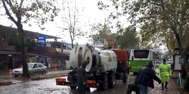 Adana'da sağanak ve taşkınlar hayatı olumsuz etkiliyor