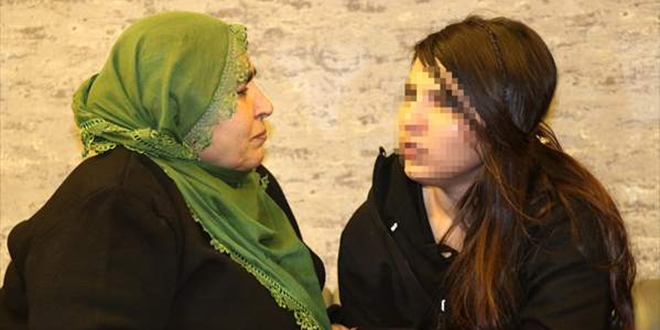 Hüsniye anne 5 yıllık hasretin ardından kızıyla kucaklaştı