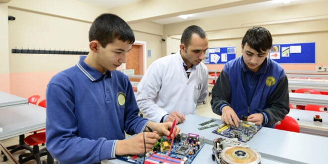 Danıştay, ek ders kapsamına dışına çıkarılan düzenlemeyi iptal etti