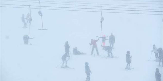 Uludağ'da geç gelen kar tatilcileri sevindirdi