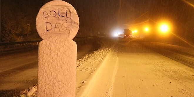 Bolu Dağı'nda kar yağışı etkisini artırdı