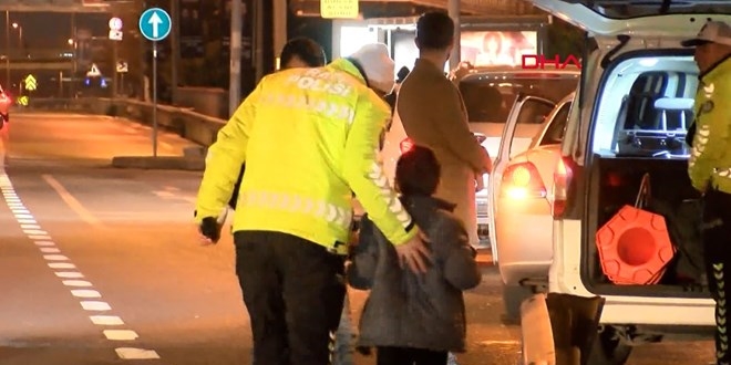 Polisi görünce yanındaki çocuğu bırakıp kaçtı