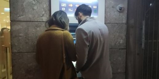 Dolandırıcılara para yatıracakken polis durdurdu