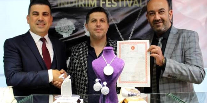 Daireyi verdi, mücevher setini aldı