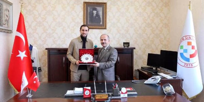 Milli futbolcu eğitimini de aksatmıyor