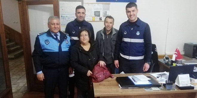 Temizlik işçisi, bulduğu çantayı sahibine ulaştırdı