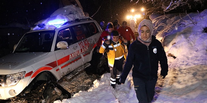 Karla kapalı yolda büyük mücadele... Tam 9 saat sürdü