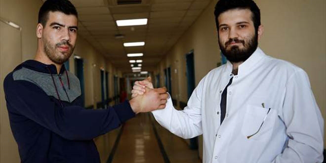 Çift kol nakledilen Yusuf ilk kez doktoruyla tokalaştı