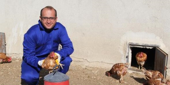 Köye yerleşip devlet desteğiyle tavuk çiftliği kurdular
