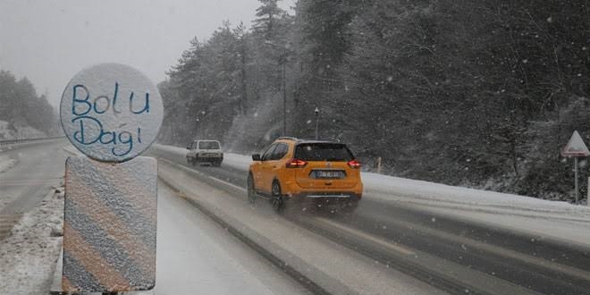 Bolu Dağı'nda kar yağışı etkili oluyor