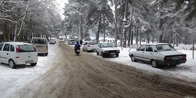Kazdağları'nda kar yağışı hayatı olumsuz etkiliyor