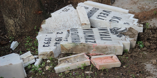 İzmir'de çirkin saldırı: 100 yakın mezarlık tahrip edildi