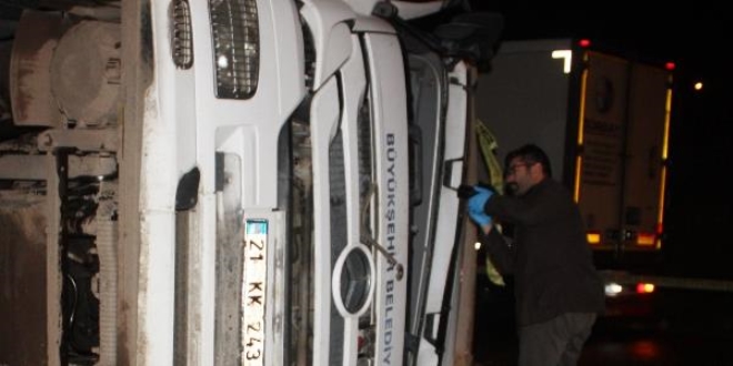 Diyarbakır'da çöp kamyonu devrildi: 1 ölü, 1 ağır yaralı