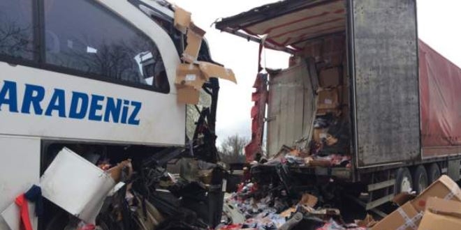 Çankırı'da yolcu otobüsü ile tır çarpıştı: 1 ölü, 21 yaralı