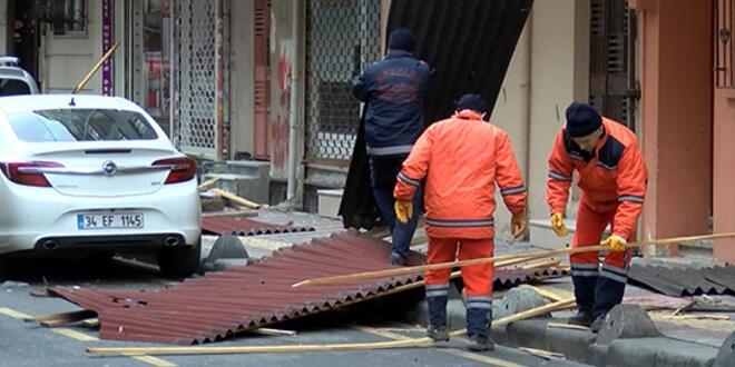 İstanbul'u fırtına vurdu! Esenler'de çatıdan parçalar uçtu