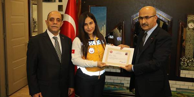 Yangından kurtarılan çocuğa kendi çoraplarını giydirdi