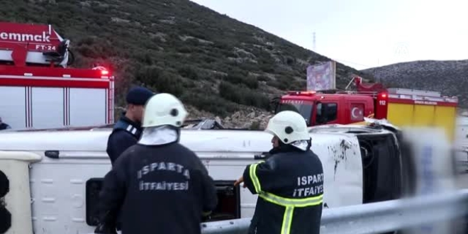 Isparta'da minibüs devrildi: 15 yaralı