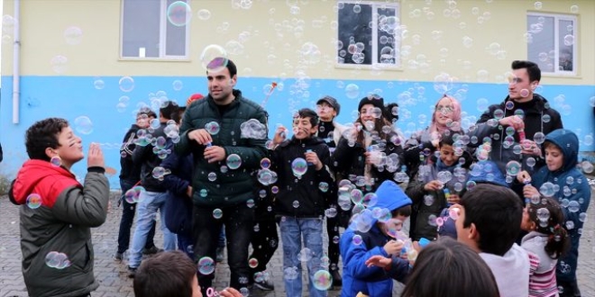 'Noel Baba yok Alaçamlı gençler var'