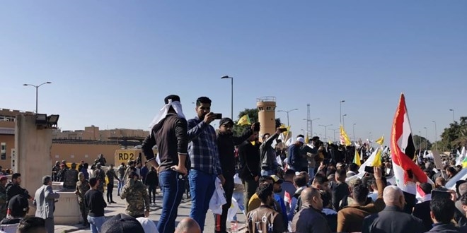 Irak'ta, Şii protestocular, ABD büyükelçiliğini ateşe verip, içeri girdi