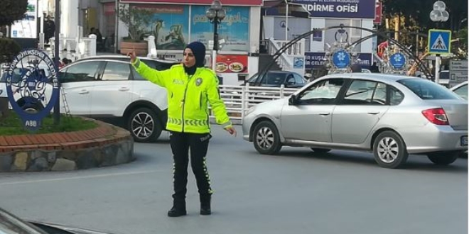 Kuşadası'nda trafik kadın polislere emanet