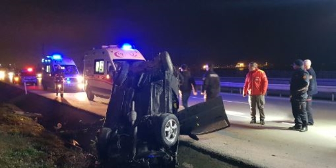 Otomobil su kanalına devrildi: 1 ölü, 2 yaralı