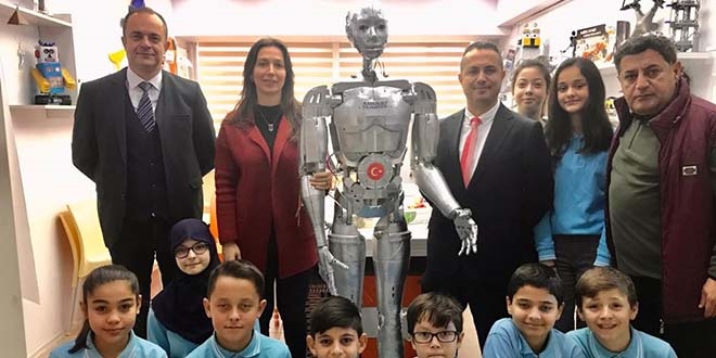 Yaptıkları robota vefat eden öğretmenlerinin adını verdiler