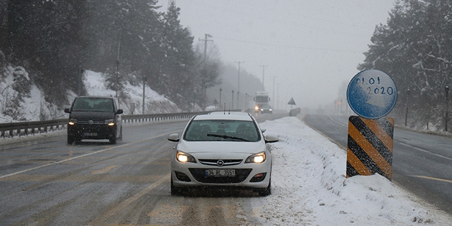 Bolu Dağı'nda kar yağışı etkisini artırarak devam ediyor