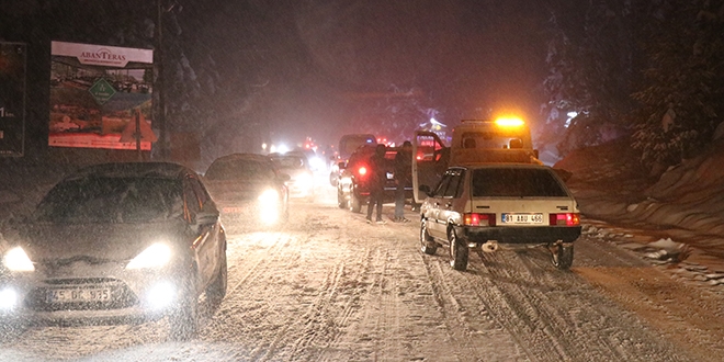 Kar ya Abant Tabiat Park yolunda trafii etkiledi