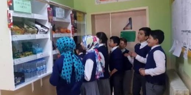 Okuldaki 'dürüst kantin' eksik vermiyor