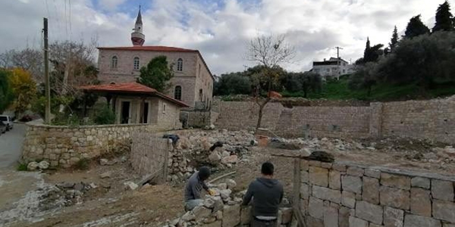Kendini müdür yapan başkan, mezarlık üstüne kafeterya yapıyor