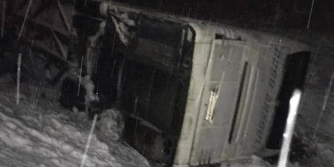 Erzincan'da yolcu otobüsü devrildi: 15 yaralı