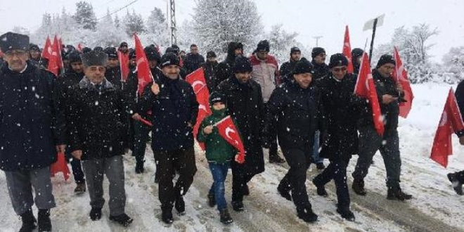 Sarıkamış şehitleri kar yağışı altında anıldı