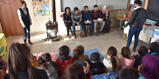 Üniversite öğrencileri, çocukları tiyatro ile tanıştırıyor