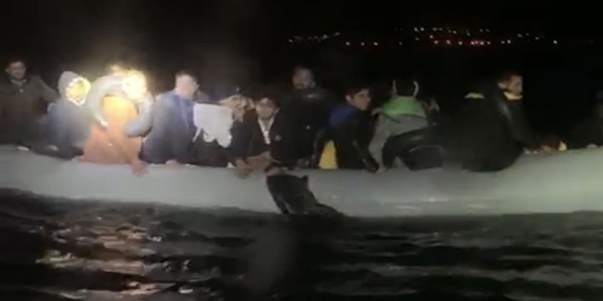 Sahil Güvenlik botu ile düzensiz göçmenleri taşıyan bot çarpıştı
