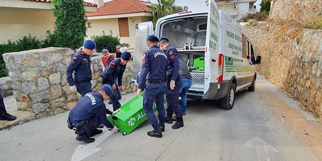 Antalya'da biri doktor iki kii evde l bulundu