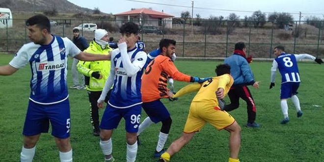 Futbolcular kavga etti, polis havaya ateş açarak sonlandırdı