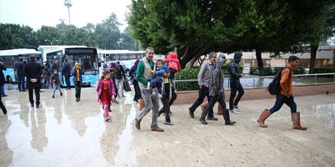 Sağanak nedeniyle çadırda kalan tarım işçileri tahliye ediliyor